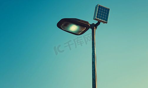 动漫路灯摄影照片_蓝天背景上带小太阳能电池板的路灯