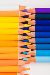 泼墨笔刷彩色摄影照片_整齐排列的彩色铅笔