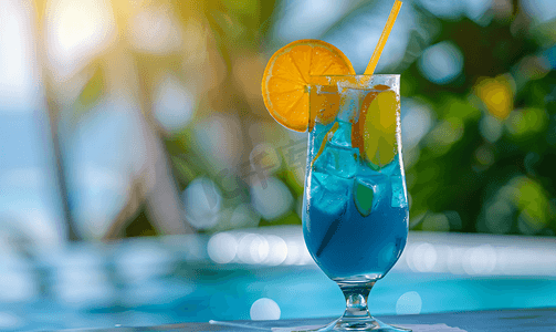 杯蓝色库拉索岛和果汁鸡尾酒