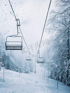 雪天滑雪场的缆车