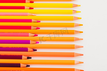 的铅笔摄影照片_暖色调排列整齐的彩铅