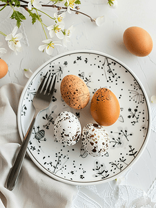 复活节餐桌布置盘子里有鸡蛋供应节日早餐或午餐平躺