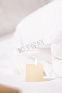 冬日浪漫摄影照片_燃烧的香薰蜡烛温暖素材