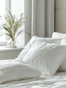 卧室床上的白色枕头装饰