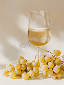 白葡萄酒与葡萄串