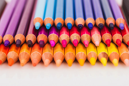 艺术培训彩色铅笔创意图