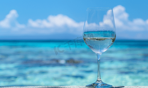 酒吧酒杯摄影照片_空的酒杯有海背景