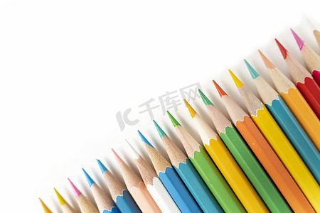 排列整齐的彩色铅笔白底图