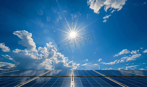 太阳能电池反射太阳光以产生可再生能源的景观