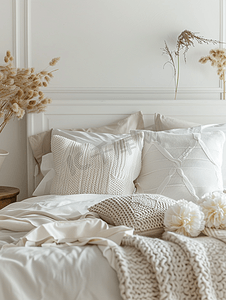 白色装饰摄影照片_卧室床上的白色枕头装饰