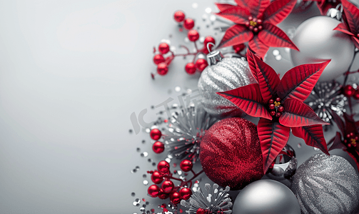 闪亮背景新年横幅复制空间上的红色银色圣诞球和鲜花