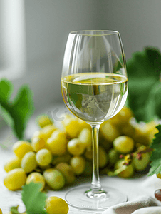 金色卡摄影照片_白葡萄酒与葡萄串