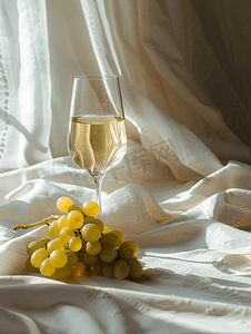 白葡萄酒与葡萄串