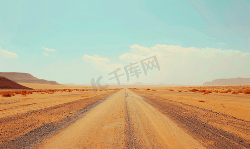 沙漠中一条看似无尽的孤独道路的全景图