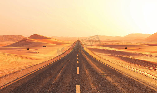 沙漠中一条看似无尽的孤独道路的全景图