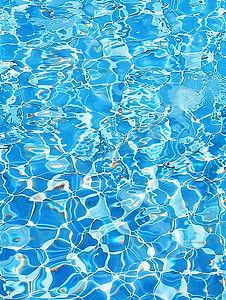 抽象波浪图案摄影照片_蓝色泳池表面游泳池水背景