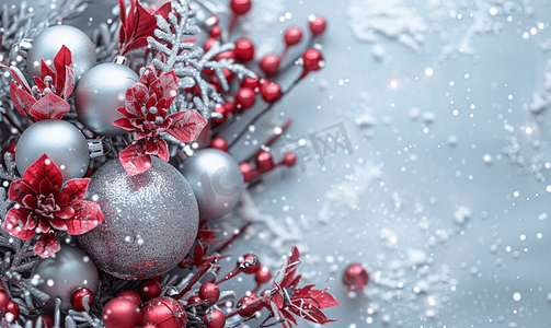 闪亮背景新年横幅复制空间上的红色银色圣诞球和鲜花