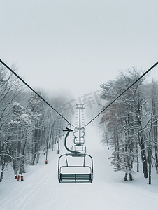 雪天滑雪场的缆车