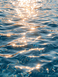 有波纹和阳光反射的水面