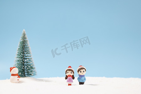 雪地上的情侣冬季创意图片