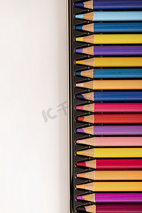 铅笔盒中排列整齐的彩铅