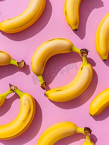 粉红色背景上香蕉的几何图案