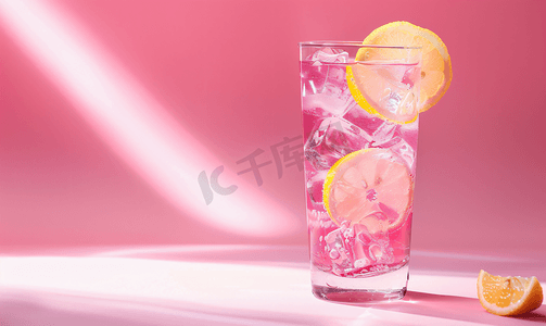 一杯粉红柠檬水