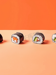 亮橙色背景中的经典黑色寿司卷