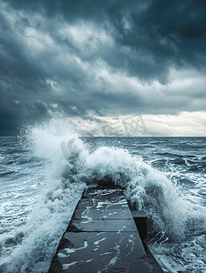 海冬季海浪冲击防波堤暴风雨云