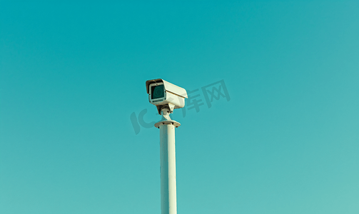 蓝天背景上的安全摄像头安全视图柱