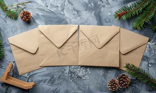 空的工艺信封一棵圣诞树和一个石膏顶视图上的木制雪橇
