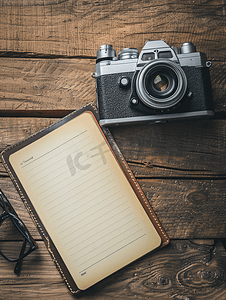 旅游风格摄影照片_深棕色木桌上的空白记事本页和古典风格的现代相机