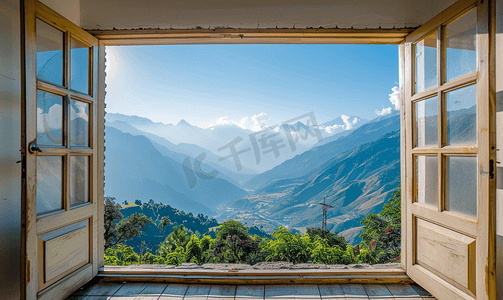 群山摄影照片_从窗户可以看到群山