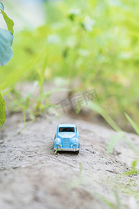 边框几何小清新摄影照片_童真童趣玩具汽车创意图片