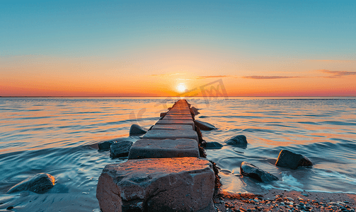 ai海草摄影照片_丹麦海滩上的日落石堤延伸至北海