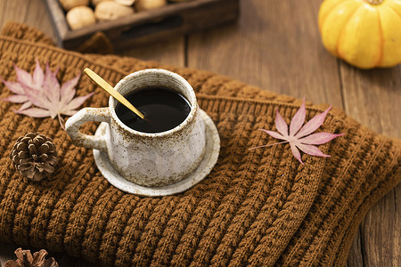 阳光午后摄影照片_咖啡枫叶围巾温暖秋天素材