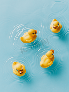 美丽的黄色橡胶浴缸玩具鸭在蓝水背景中游泳