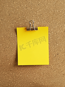 扁平贺卡标签摄影照片_带黄纸空白便笺的软木板特写