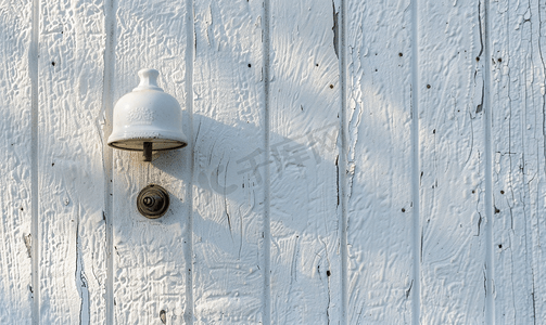 房子旧墙上的白色门铃
