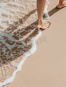 赤脚走在墨西哥水边的沙滩上