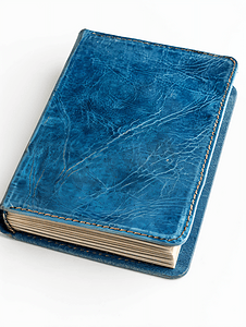 孤立在白色背景上的蓝色皮革笔记本
