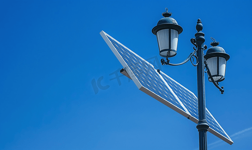 等红路灯摄影照片_路灯上的太阳能电池板与蓝天