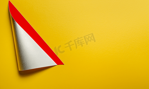 黄色金属板其角以红色和白色突出显示复制空间