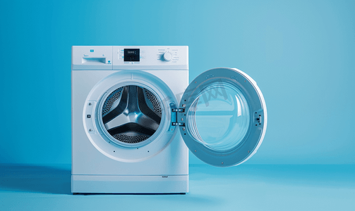 清空打开的洗衣机洗完衣服后干燥和晾干洗衣机