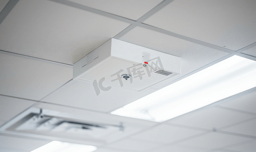 天花板上的火灾传感器白盒形式的消防系统