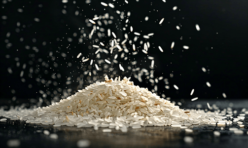 生白米落在桌子上黑色背景中一堆未煮过的长米