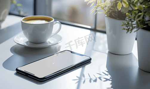 智能手机和咖啡在桌子上