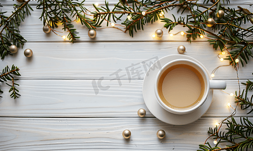 冬天的首页摄影照片_浅色木质背景横幅上的一杯茶或咖啡和花环