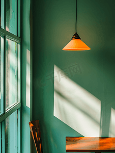 咖啡馆里浅绿色墙壁上的一盏灯