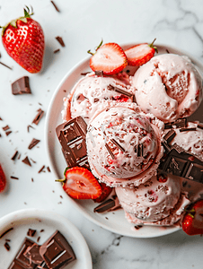 白盘上有草莓和巧克力的冰淇淋